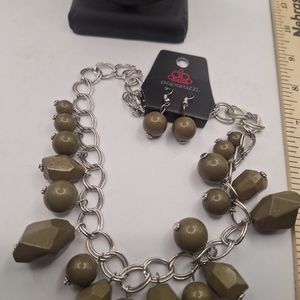 Paparazzi Necklace/Earring Set Green